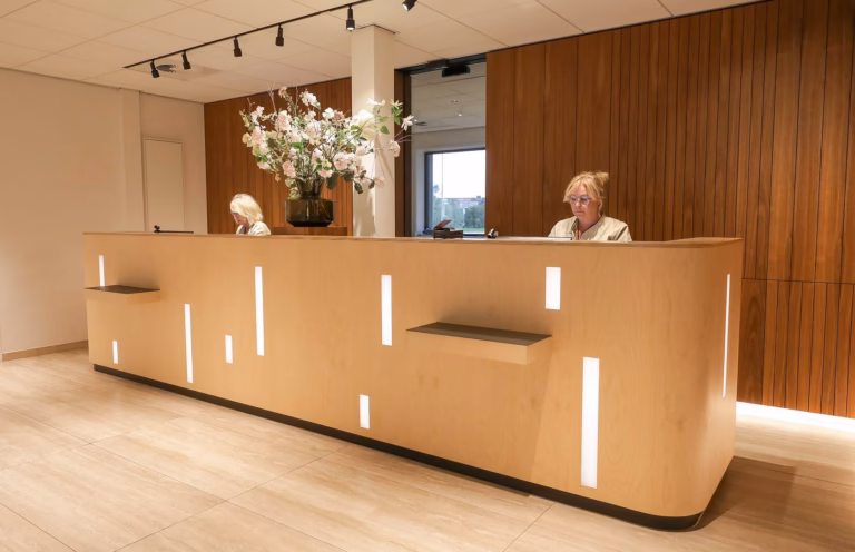 Receptie met twee vrouwen achter de balie